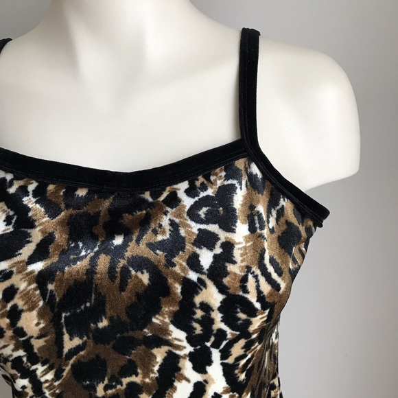 🦋✨ 2/15$ TOPS ✨🦋 Cheetah velvet top - Picture 4 of 6